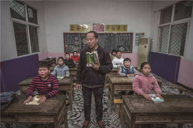 4个教学班，20多名孩子，但只有他一位教师——武升锦